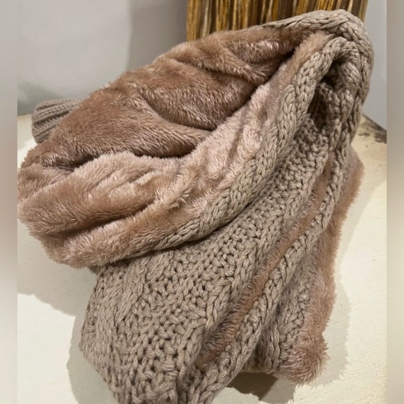 UGG Camel Hat & Infinity Scarf set - Picture 2 of 2
